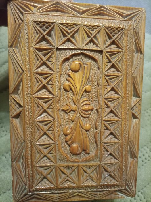 Шкатулка резная деревянная 20см