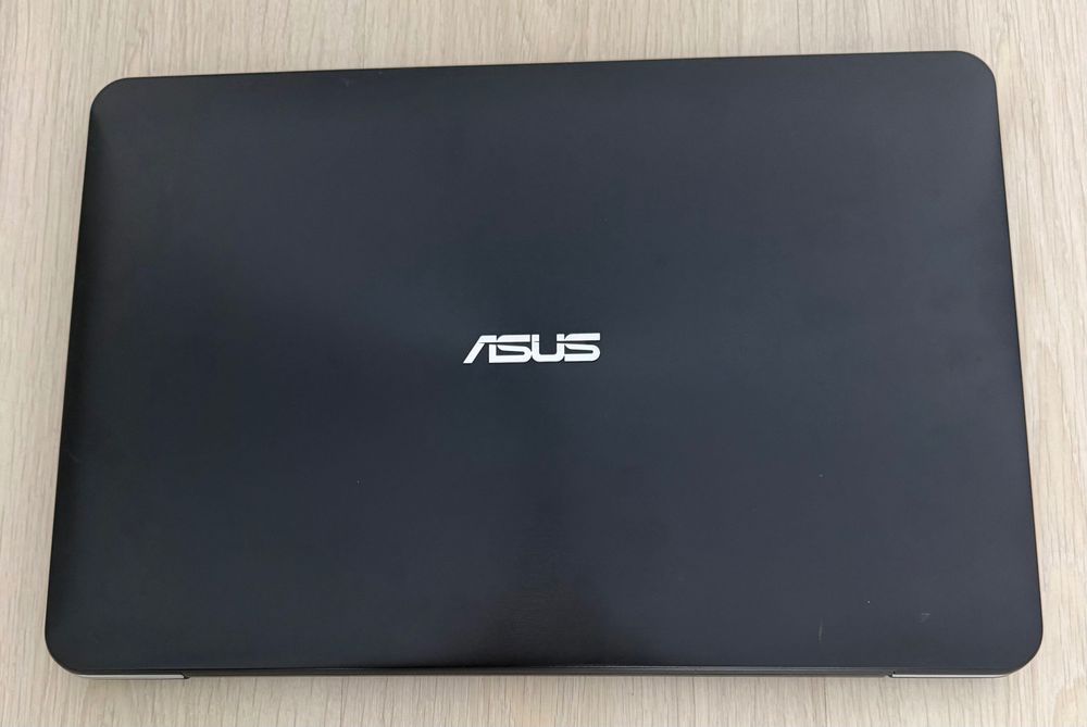 Asus F555L (i3-4005U ; 8 GB DDR3L ; 256 GB SSD ; 15.6" HD)