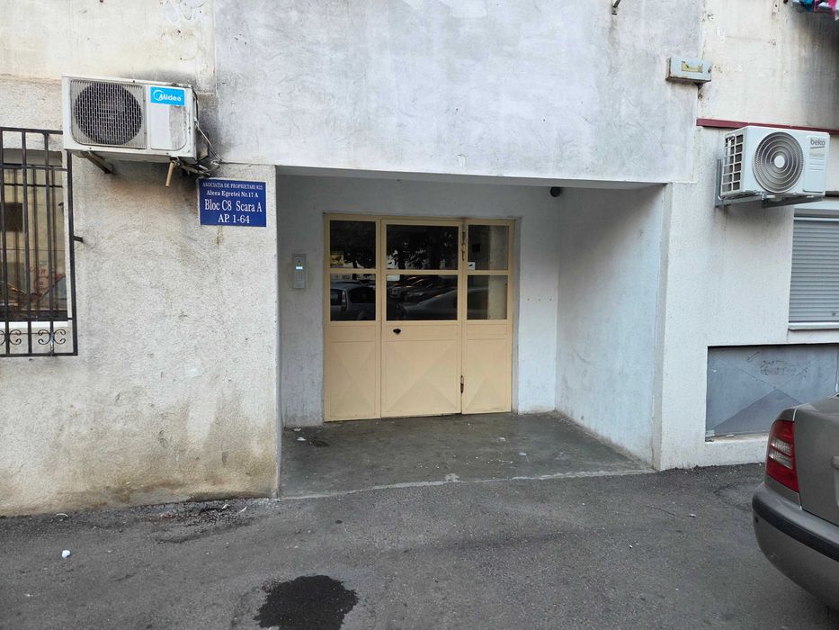 garsoniera cet constanta parter , se poate face balcon