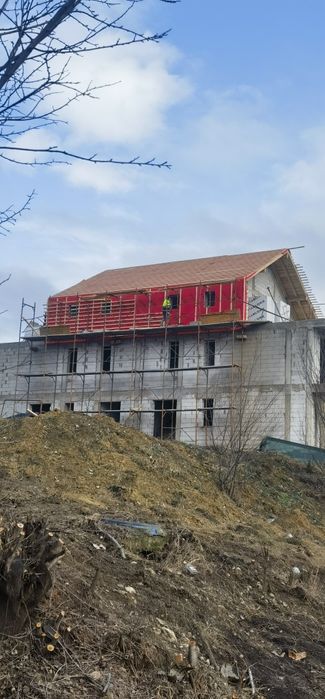 Construcții la rosu