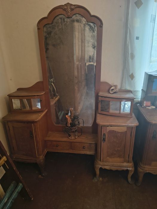 Антични мебели от масивно дърво