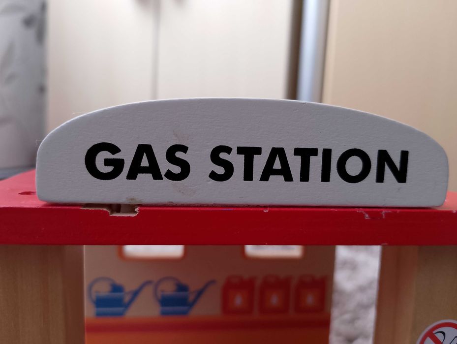 Дървена играчка - бензиностанция