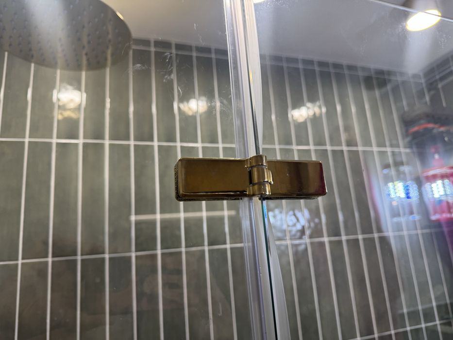Продам стекляную шторку Minotti