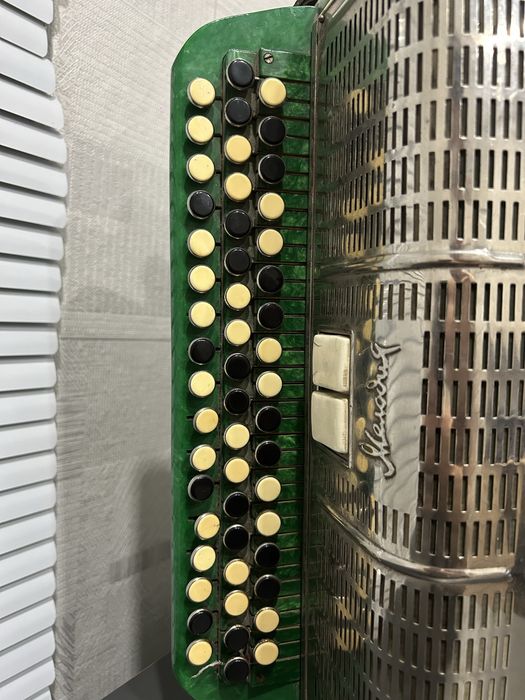 Продам баян «Мелодия»