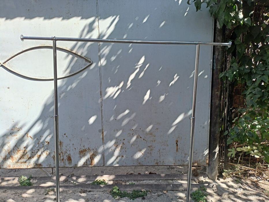 Две одинаковые никелерованные вешалки