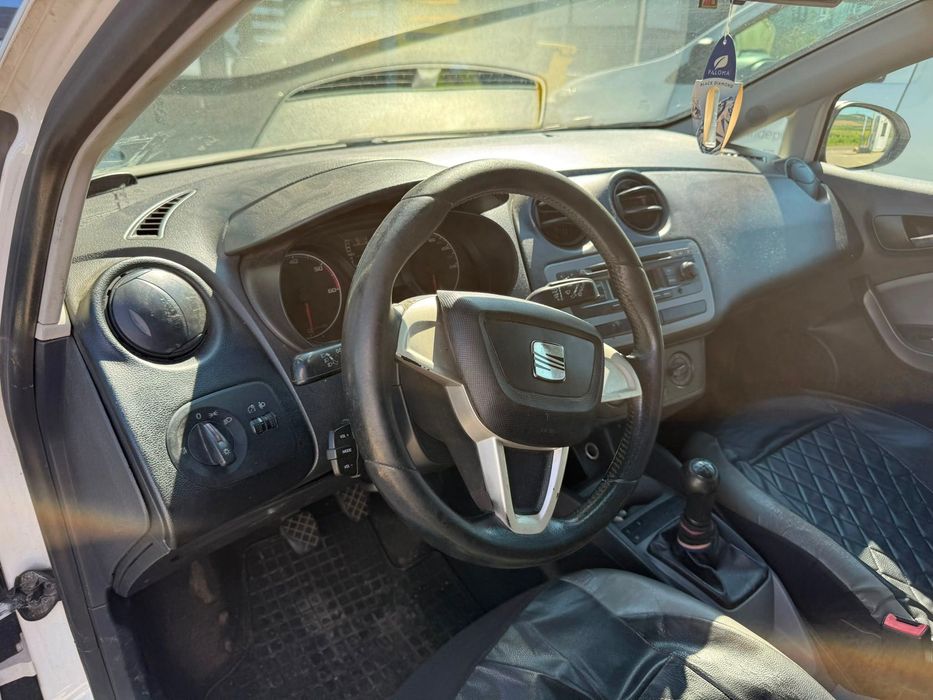 Dezmembrez Seat ibiza facelift 2013 hatchback alba 1.2 tdi CFWA volan stanga