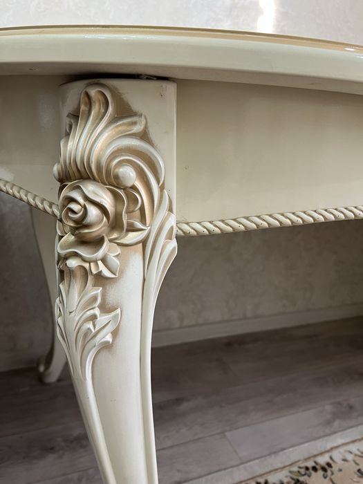 Стол со стульями