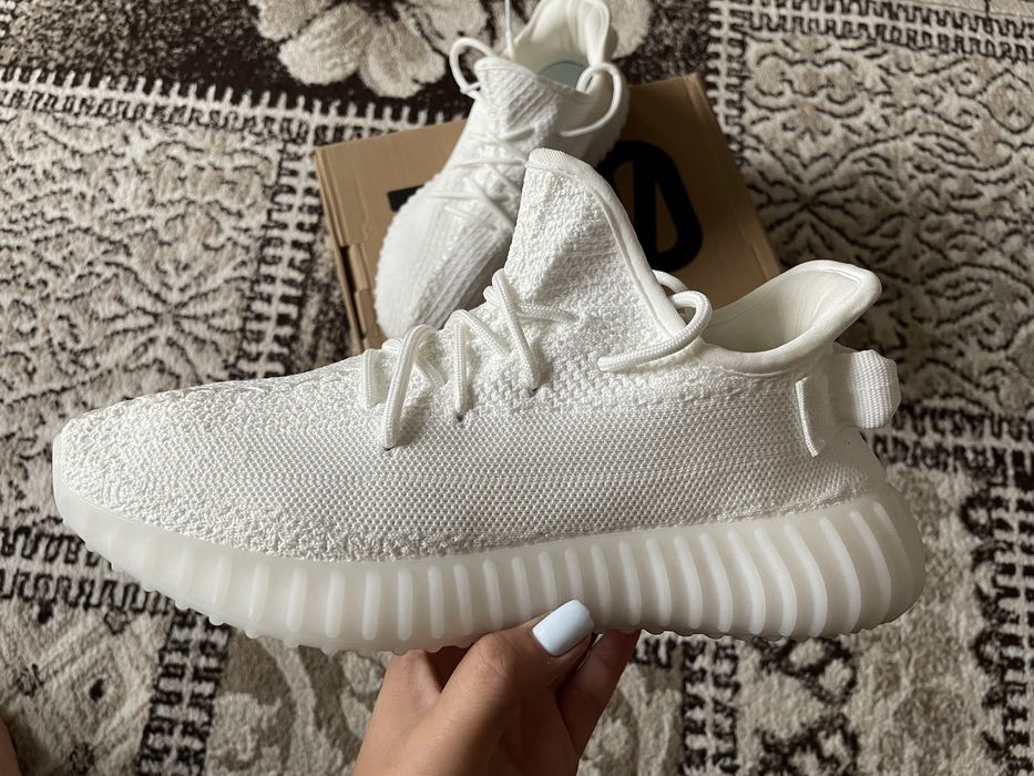 Продам белые кроссовки. Торг возможен