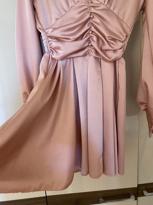 Розова сатенена рокля