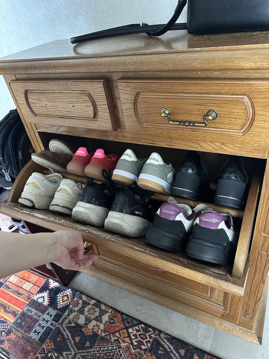 Диспенсер, стол и тумбочки