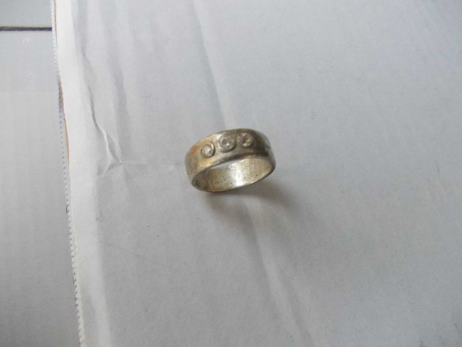 Inel vechi din argint cu 3 pietre
