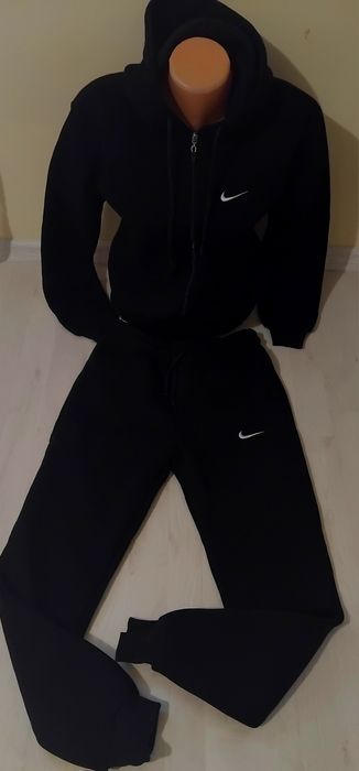 Trening dama Nike vatuit de iarna.