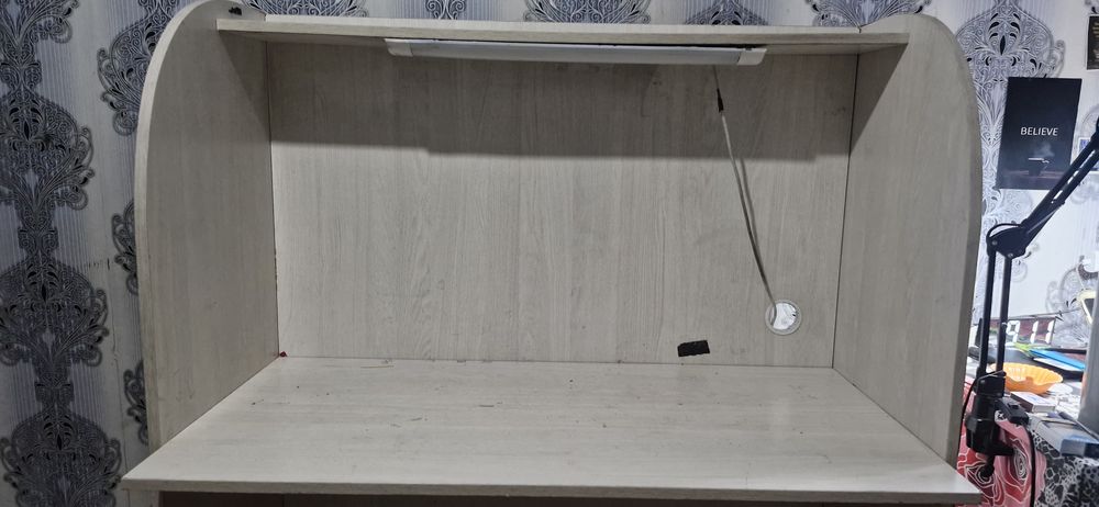 Стол с прикреплённой лампой