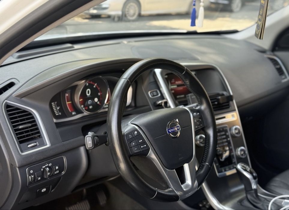 VOLVO XC60 2015 — imagine 10