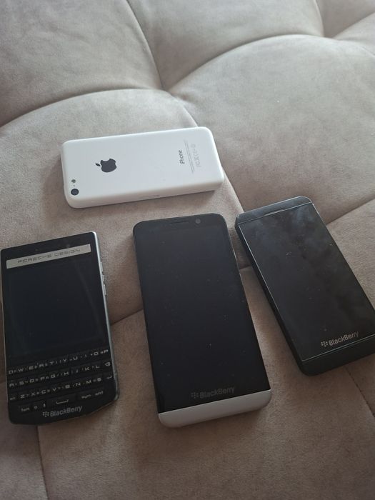 4 броя телефони Blackberry + Iphone