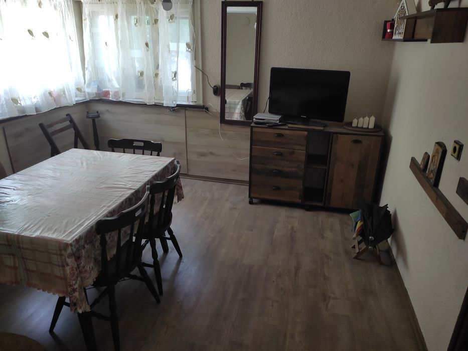 Двуетажна къща . Продава се/Под наем