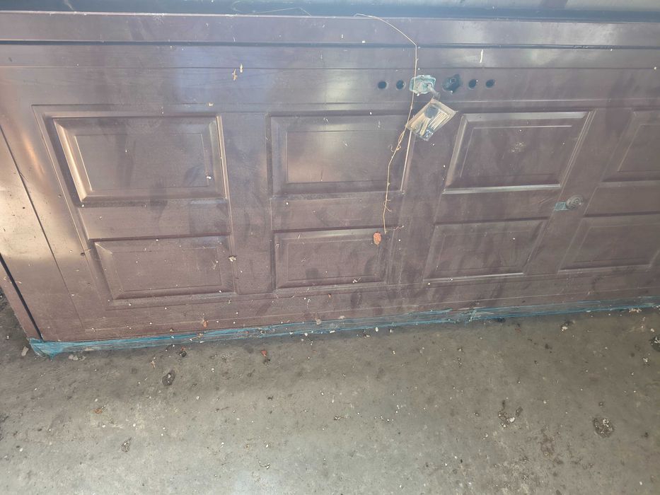 Vând uși metalice și din lemn