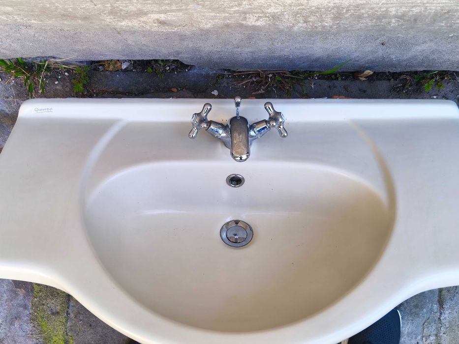 Мивка за баня Gravena със сифон и батерия