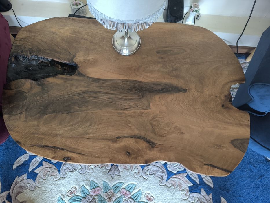 Масивна дървена маса