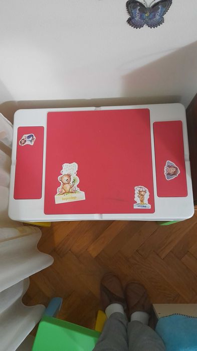 Vînd masă si scaun copii