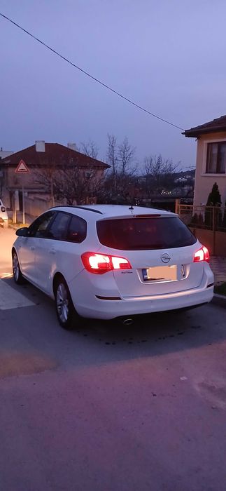 опел астра 1.4 бензин с турбо 2012г.,комби+газ