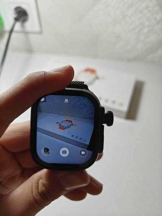 Часы с камерой на 180°.