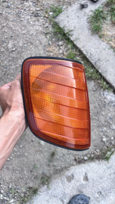 Поворотник правый оригинал  на w 124