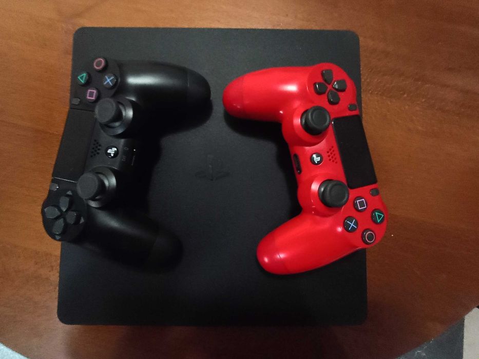 Плейстейшън 4 в добро състояние.С два джойстика.И игри безплатно.