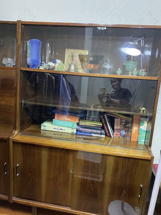 Книжный шкаф и сервант, стенка