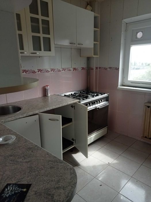 Închiriez apartament3 camere Apusului sector6 la etajul 6/10, nemobilat