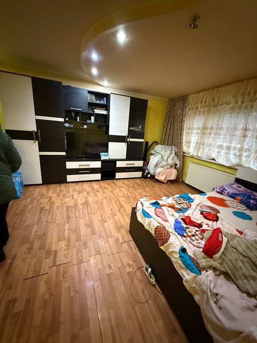 Vând garsonieră la parter