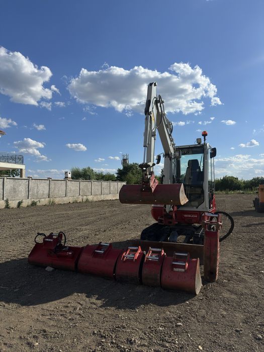 Bobcat  CASE  2021. TAKEUCHI TB230 2019