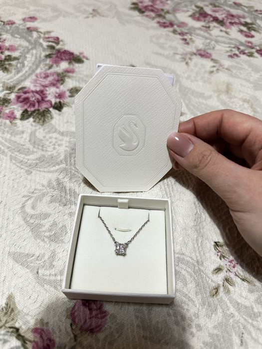 Колие Swarovski със сертификат за автентичност.