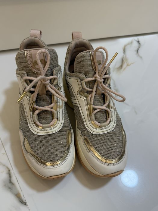 Продам женские кроссовки Michael Kors
