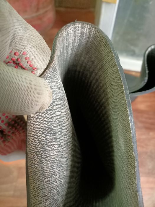 Продам резиновые ботинки