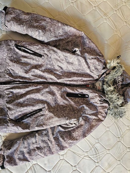 Продавам Дамски ски екип