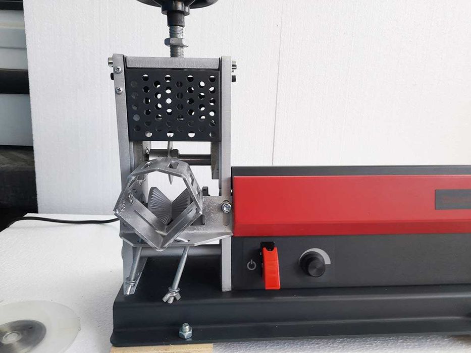 Нова професионална машина до ф57мм за белене на меден/ алуминиев кабел