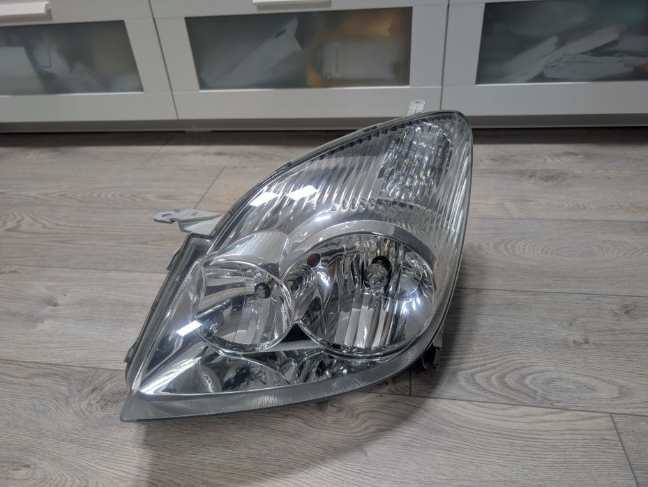 Оригинални фарове ляв и десен Toyota Corolla Verso 2001-2003