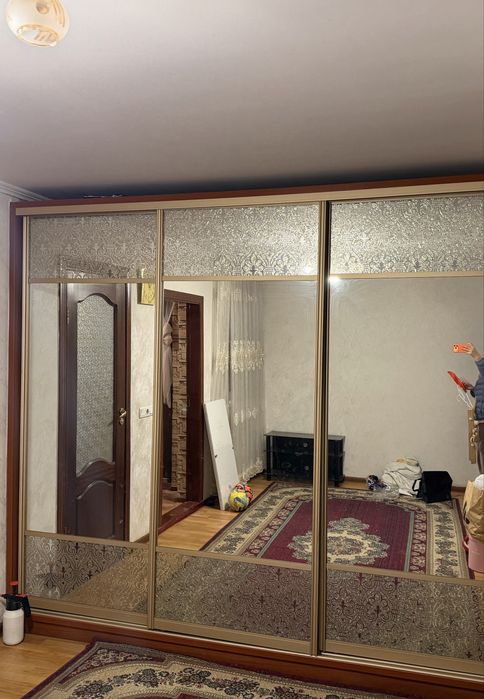 Шкаф купе раздвижной, большие зеркала.