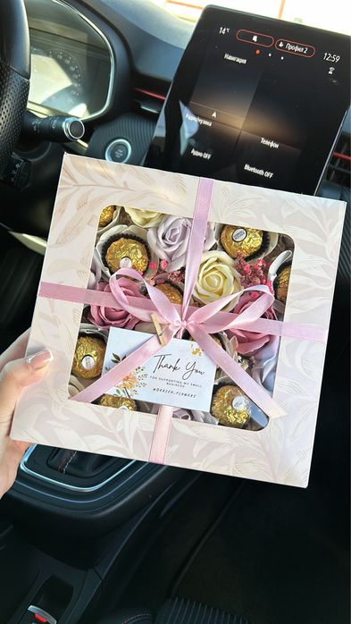 Кутия с Ferrero Rocher и рози