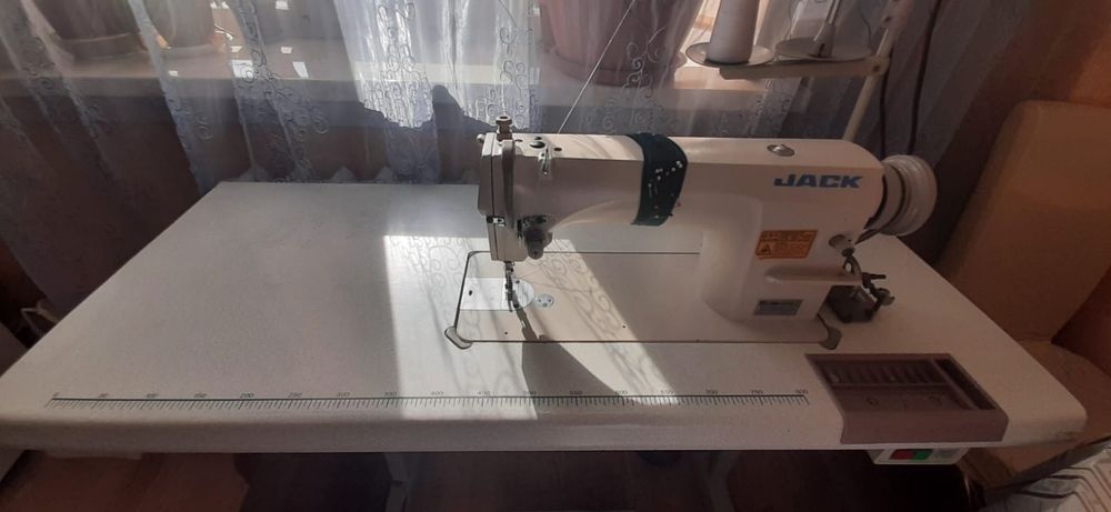 Швейная машинка JACK.