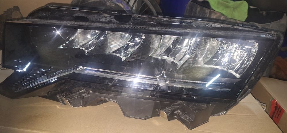 Far fata skoda oktavia 2025