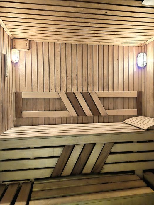 Дом 2 этажа, баня, бассейн, гараж.