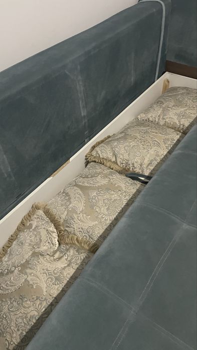 Диван с подушками