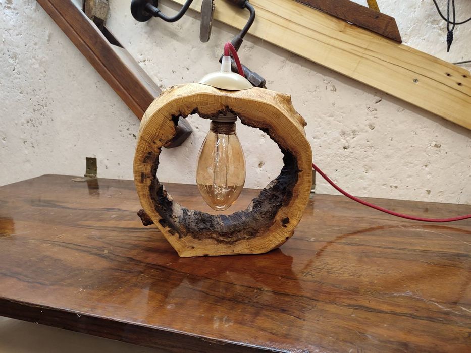 Ръчно изработена дървена лампа