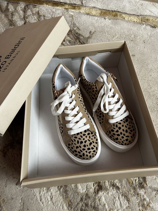 Женские кроссовки