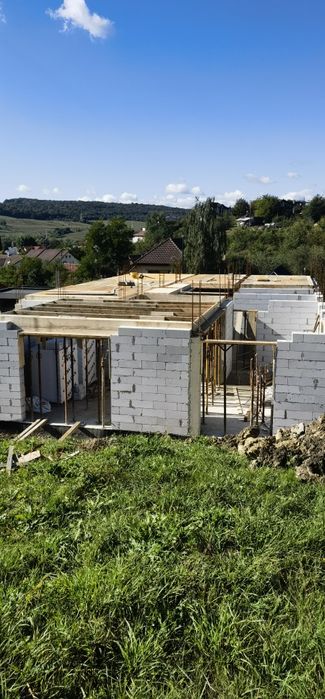 Construcții la rosu