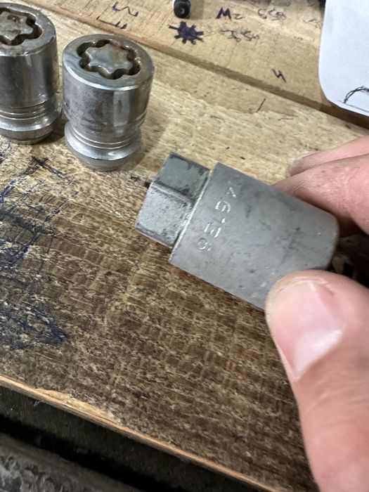 Секретни болтове Секретни гайки за джанти Nissan Subaru Suzuki нисан