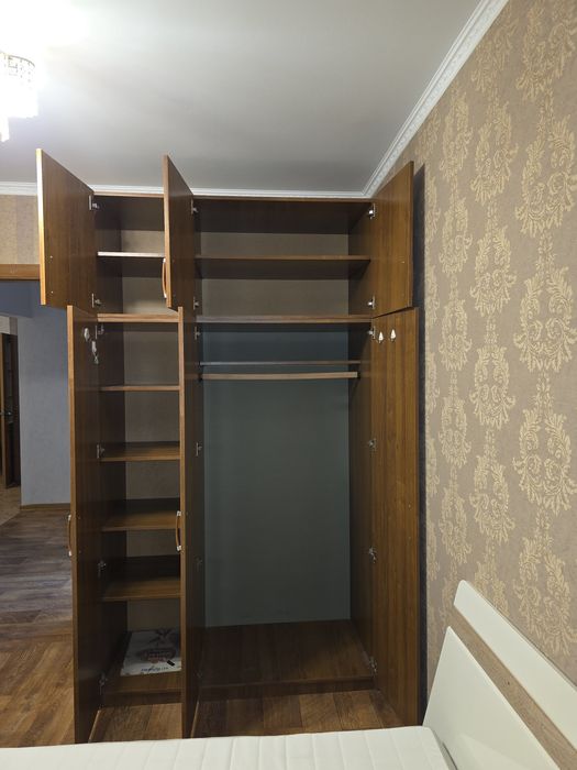 Шкаф трехдверный