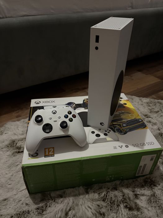 Xbox Series S 512GB + 2 controllere + semn xbox luminat birou